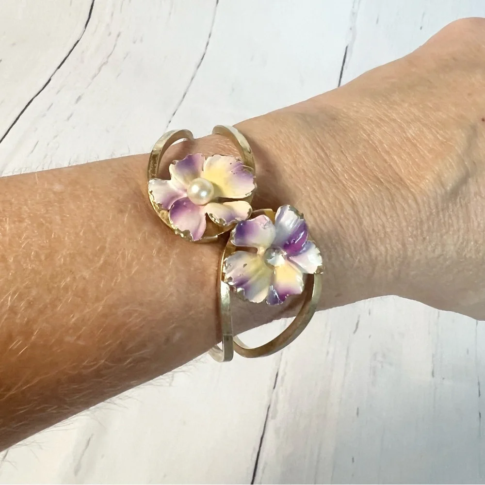 Vintage Gold Tone Hinged Painted Pansy Bangle Bracelet with Pearl